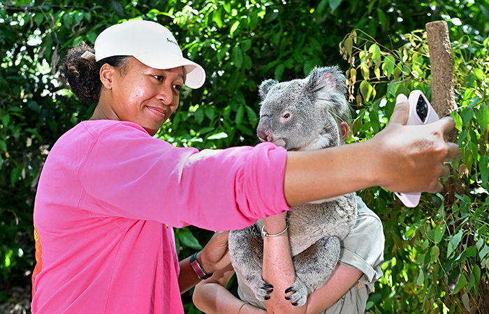 BRISBANE, AUSTRALIA - DECEMBER 29: Naomi Osaka poses for a photo with a koala at Lone Pine Sanctuary ahead of the 2024 Brisbane International at Queensland Tennis Centre on December 29, 2023 in Brisbane, Australia. (Photo by Bradley Kanaris/Getty Images)