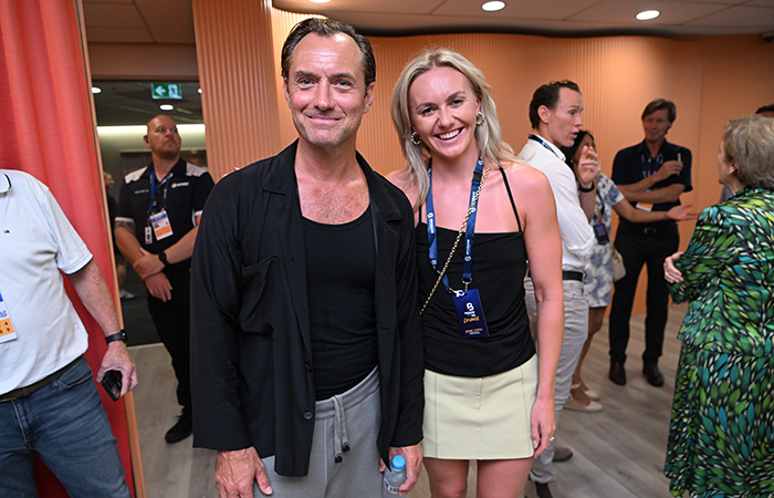 January 5: Jude Law and Ariarne Titmus at the 2024 Brisbane International, on Friday, January 5, 2024. Photo by TENNIS AUSTRALIA/ PHOTOGRAPHER NAME