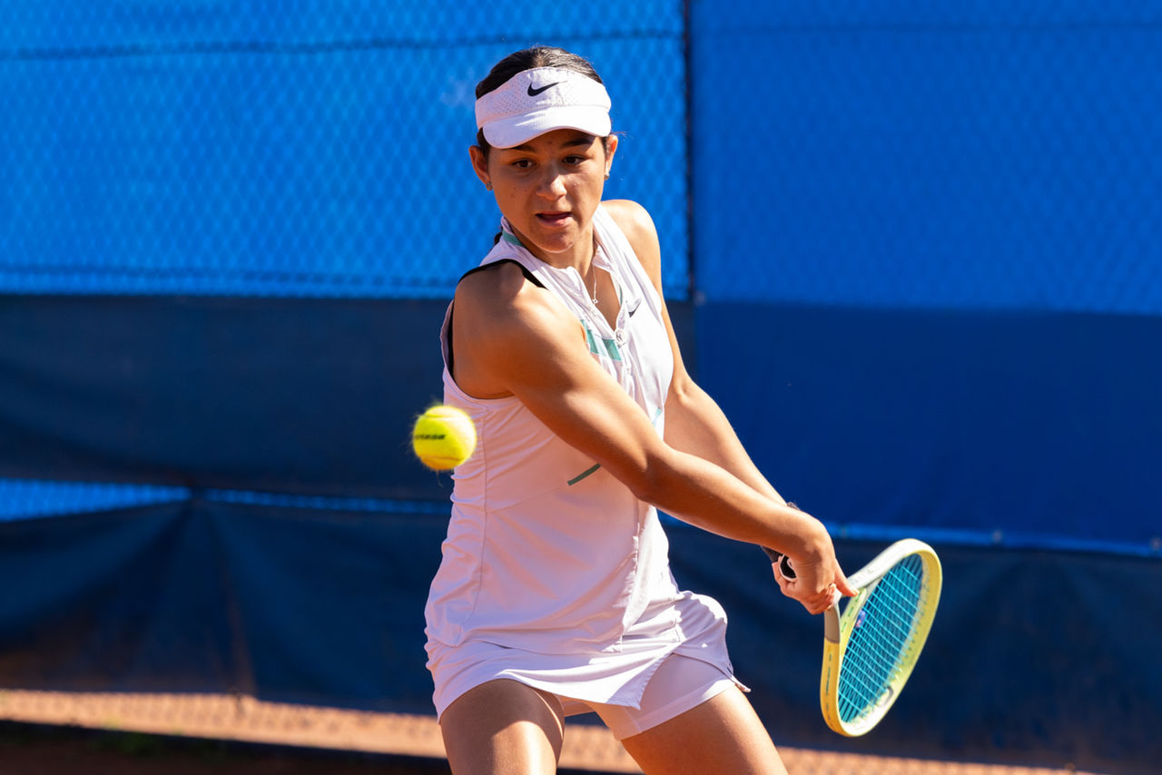 Renee Alame of New South Wales plays against Sara Nikolic of Western Australia during the Girls U14 Final the 2023 Australian Junior Claycourt Championships in Canberra on Sunday, April 23, 2023. MANDATORY PHOTO CREDIT Tennis Australia/ ANASTASIA KACHALKOVA