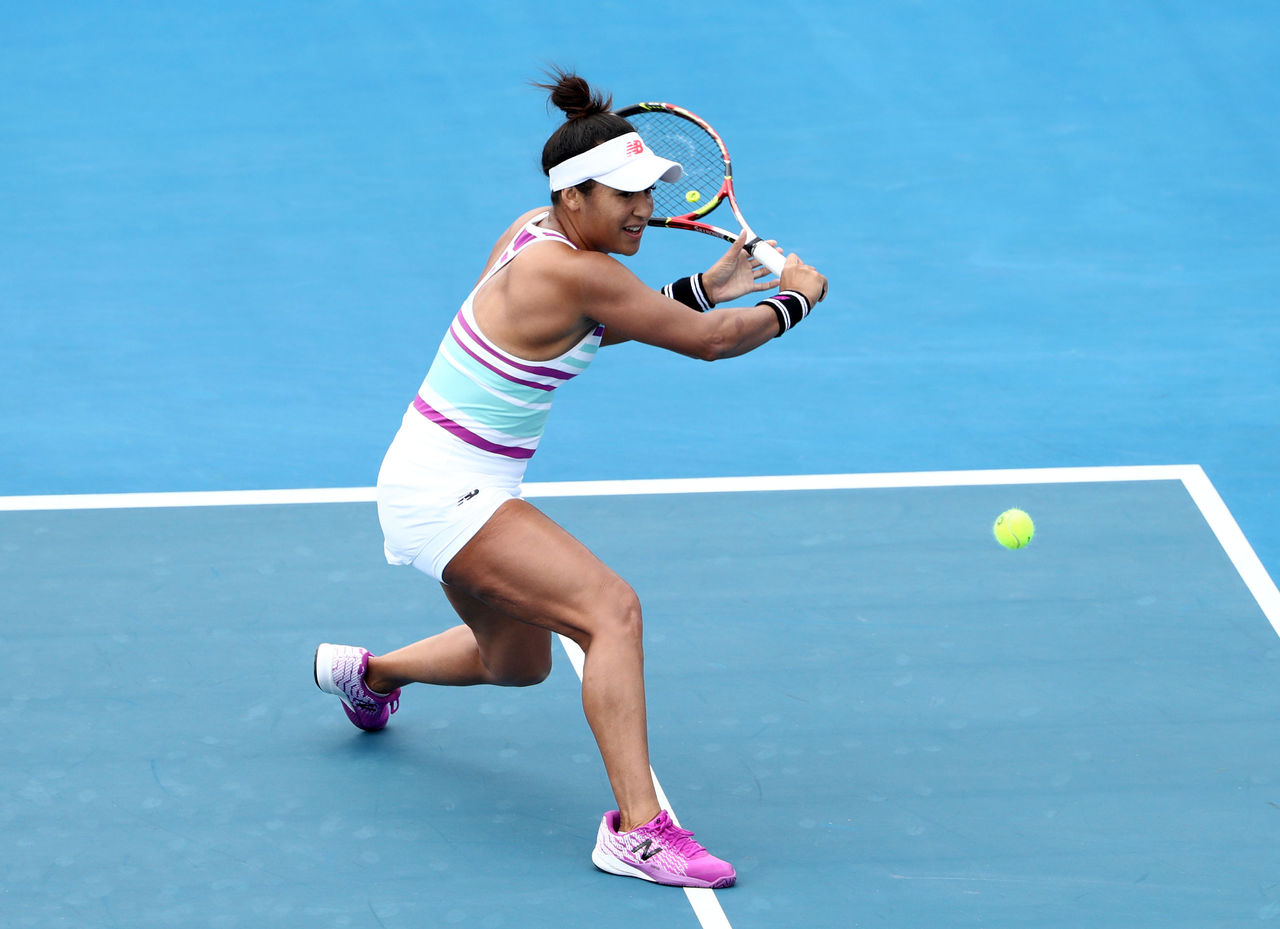 HOBART, AUSTRALIA - JANUARY 06: Heather Watson of Great Britain plays a shot during her singles match against Isabelle Wallace of Australia during day two of the 2019 Hobart International at Domain Tennis Centre on January 06, 2019 in Hobart, Australia. (Photo by Robert Cianflone/Getty Images)